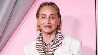 "L'été approche" : À 68 ans, Sharon Stone prend la pose dans un deux pièces au bord de sa piscine