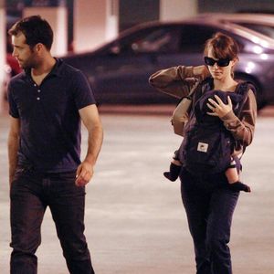 Natalie Portman, Benjamin Millepied et son fils Aleph ont été aperçus alors qu'ils faisaient des courses à Los Angeles, CA, USA le 30 novembre 2011. Photo Ramey Agency/ABACAPRESS.COM