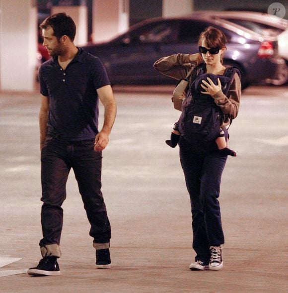 Natalie Portman, Benjamin Millepied et son fils Aleph ont été aperçus alors qu'ils faisaient des courses à Los Angeles, CA, USA le 30 novembre 2011. Photo Ramey Agency/ABACAPRESS.COM