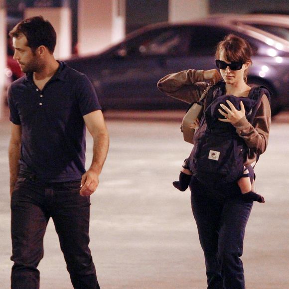Natalie Portman, Benjamin Millepied et son fils Aleph ont été aperçus alors qu'ils faisaient des courses à Los Angeles, CA, USA le 30 novembre 2011. Photo Ramey Agency/ABACAPRESS.COM