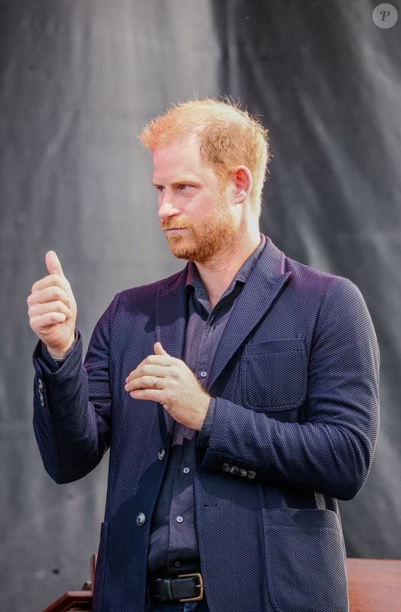 Interviewé par Eugene Levy sur l'avenir de son fils George qui va devenir roi, le fils ainé de Lady Diana en a profité pour mentionner son frère pour la première fois depuis plusieurs mois après leur querelle très publique et surtout, suite à la parution du très controversé livre Spare. 

Archives : le prince Harry (Credit Image: © Amy Katz/ZUMA Press Wire / Bestimage)