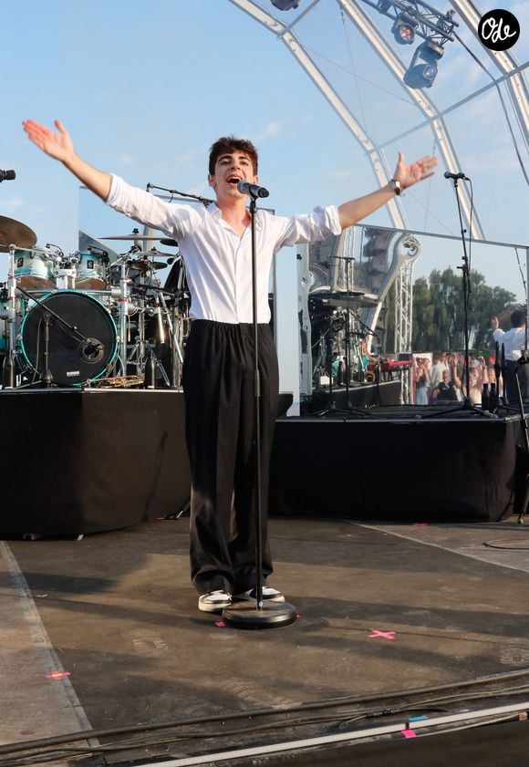 Exclusif - Léon Hesby, le fils de P.Bruel, se produit pour la première fois sur scène en France, au festival des Sables-d'Olonne, le 26 juin 2026.
Crédit : Noël Carrier / Bestimage
