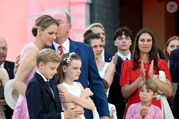 Le prince Albert II de Monaco, la princesse Charlene et leurs enfants, le prince héréditaire Jacques et la princesse Gabriella à la célébration des 20 ans de règne d'Albert II de Monaco sur la place du Palais à Monaco, le 19 juillet 2025. 

Photo : Bruno Bebert / Bestimage
