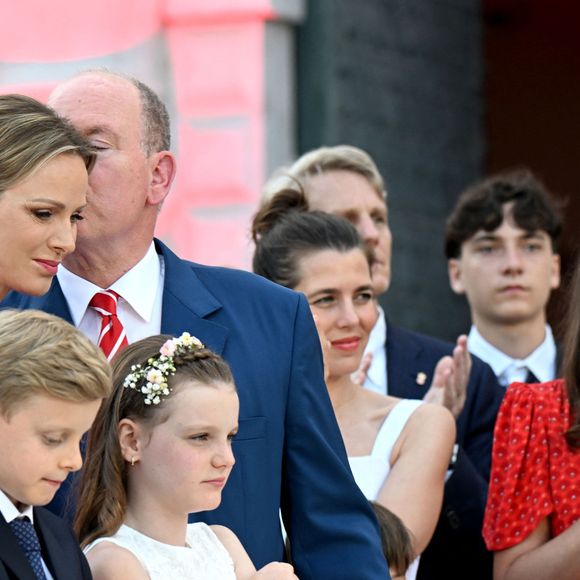 Le prince Albert II de Monaco, la princesse Charlene et leurs enfants, le prince héréditaire Jacques et la princesse Gabriella à la célébration des 20 ans de règne d'Albert II de Monaco sur la place du Palais à Monaco, le 19 juillet 2025. 

Photo : Bruno Bebert / Bestimage