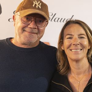 Parmi les autres invités de la soirée, on a pu noter les présences d'Olivier Baroux et sa femme Coralie, 

 Olivier Baroux et sa femme Coralie Baroux - Première de la pièce "Jean-Claude et Josephine, une histoire vraie jamais racontée" au théâtre de Passy à Paris le 16 septembre 2025.

© Benjamin Babiz / Bestimage