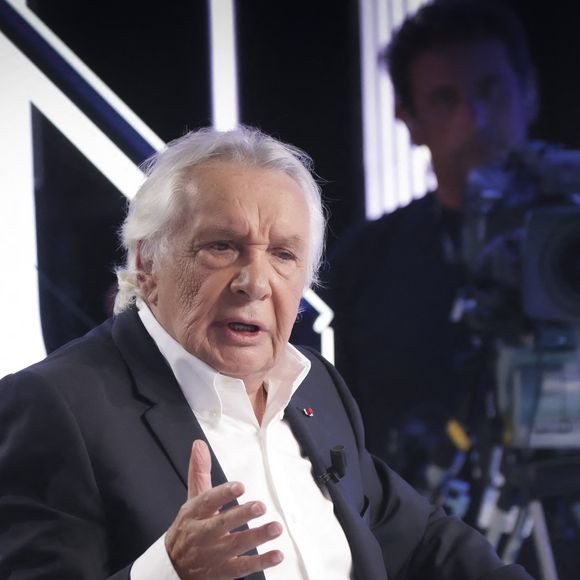 Au cours de celle qu'il a accordée à RTL, Michel Sardou s'est exprimé sur la crise politique en France

Exclusif - Michel Sardou sur le plateau de l'émission Touche pas à mon poste (TPMP) présentée en direct par C.Hanouna et diffusée sur C8 le 29 août 2022.

© Jack Tribeca / Bestimage