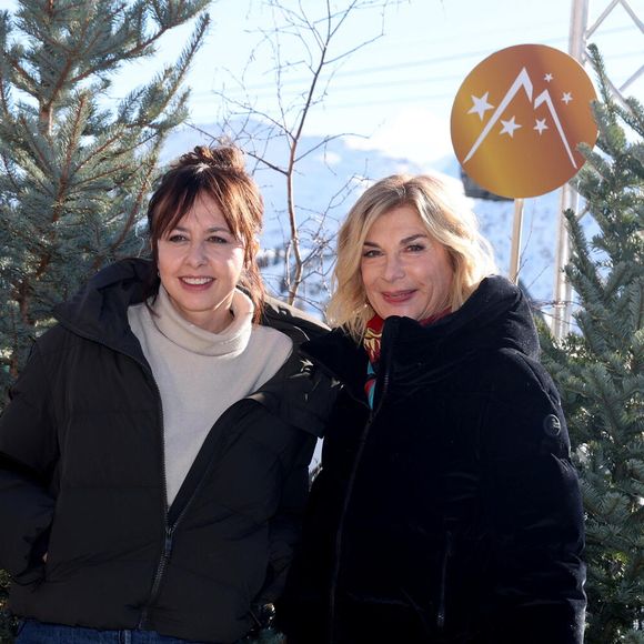 Valérie Bonneton, Michèle Laroque au photocall du film "Jours Meilleurs" lors de la 28ème édition du Festival international du film de comédie de l'Alpe d'Huez, le 17 janvier 2025.
© Dominique Jacovides/Bestimage

Celebrities at the photocall for the film "Jours Meilleurs" during the 28th edition of the Alpe d'Huez International Comedy Film Festival, January 16, 2025.