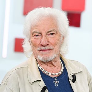 Hugues Aufray, âgé de 96 ans, pourrait devenir le chanteur le plus âgé du monde selon le Livre Guinness des records.

Exclusif - Hugues Aufray lors de l'enregistrement de l'émission "Vivement dimanche" à Paris, France sur France 3. © Guillaume Gaffiot/Bestimage