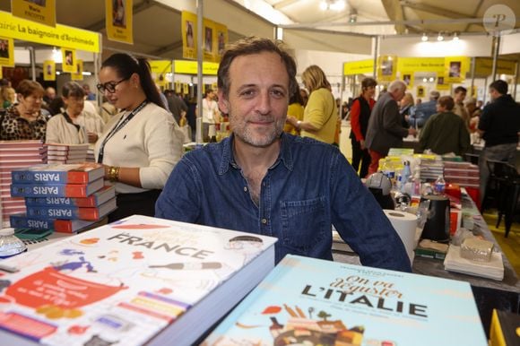 Le célèbre critique culinaire François-Régis Gaudry partage sa passion pour la gastronomie avec son épouse Alexandra.

François-Régis Gaudry au Festival du Livre gourmand au Théâtre de Périgueux. ©Jean-Marc LHOMER/Bestimage.