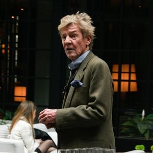 Les raisons de cette hospitalisation n'ont pas été précisées mais sa compagne, Claudia Stilianopoulos, a indiqué qu'elle n'était pas liée à ses récents problèmes de hanche.

Le prince Ernst-August (Ernest-Auguste) de Hanovre et sa compagne Claudia Stilianopoulos à la sortie d'un restaurant à Madrid. Le 23 mars 2022