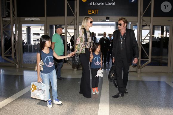 Johnny Hallyday avec sa femme Laeticia, leurs filles Jade et Joy et la grand-mère de Laeticia Elyette Boudou quittent Los Angeles pour Paris le 25 juin 2015.
© Agence / Bestimage