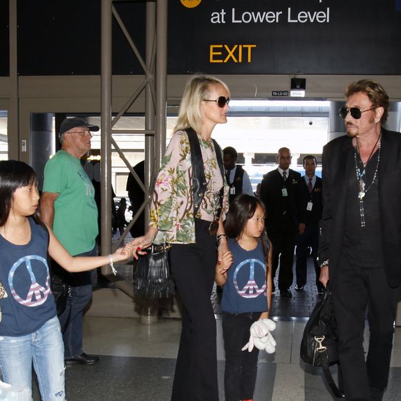 Johnny Hallyday avec sa femme Laeticia, leurs filles Jade et Joy et la grand-mère de Laeticia Elyette Boudou quittent Los Angeles pour Paris le 25 juin 2015.
© Agence / Bestimage