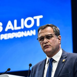 A ses côtés, son ex-compagnon Louis Aliot qui était sur le plateau de Bonjour ! ce 8 janvier
Louis Aliot, maire de Perpignan - Meeting de Marine Le Pen, candidate RN à l'élection présidentielle, à Perpignan le 7 avril 2022.

© Thierry Breton / Panoramic / Bestimage