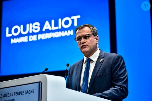 A ses côtés, son ex-compagnon Louis Aliot qui était sur le plateau de Bonjour ! ce 8 janvier
Louis Aliot, maire de Perpignan - Meeting de Marine Le Pen, candidate RN à l'élection présidentielle, à Perpignan le 7 avril 2022.

© Thierry Breton / Panoramic / Bestimage