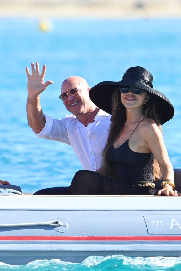 Il a rappelé que Jackie était devenue mère très jeune, à seulement 17 ans, et qu’elle avait élevé Jeff avant de se remarier avec Miguel Bezos.

Jeff Bezos et sa femme Lauren Sanchez au Club 55 sur la plage de Pampelonne à Saint-Tropez (Ramatuelle), Côte d'Azur, France, le 22 juillet 2025. © Bestimage