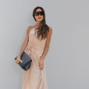 Victoria Beckham insiste sur l’amour porté à ses enfants et refuse de s’étendre sur les tensions.

Victoria Beckham au photocall du défilé Jacquemus collection "Le chouchou" automne-hiver 2023/2024, même si la marque est désormais déconnectée du traditionnel calendrier de la mode et livre des collections qui ne sont plus liées aux saisons, au château de Versailles, France, le 26 juin 2023. © Olivier Borde/Bestimage