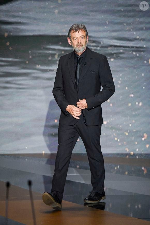 est un succès total. "Quand on reçoit le prix Goncourt, on achète un appartement", lui a soufflé une connaissance et c'est ce qu'a fait Pierre Lemaître. Pour le magazine,

Pierre Lemaître sur scène lors de la 46ème cérémonie des César à l'Olympia à Paris le 12 mars 202. ©  Dominique Charriau/ Pool / Bestimage