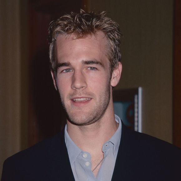 Emilia évoque les souvenirs de son père, notamment un chapeau qu’elle garde pour sentir son odeur et rester proche de lui.

Nashville, TN FILE PHOTOS James Van Der Beek, la star de la série pour adolescents des années 1990 "Dawson's Creek", est décédé mercredi à l'âge de 48 ans après une bataille contre le cancer, a annoncé sa femme sur les médias sociaux.

Photo : Backgrid USA / Bestimage