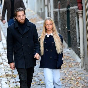 Jean Sarkozy, Giulia Sarkozy - Le clan Sarkozy à la sortie du domicile de Nicolas Sarkozy domicile parisien avant son incarcération à la prison de La Santé à Paris, France, le 21 octobre 2025 © Bestimage
