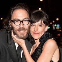 Romane Bohringer et son ex-mari pas totalement sous le même toit… Mais presque ! Une simple porte les sépare "Notre relation a dépassé le stade de l'ambiguïté"