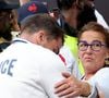 "Elle m'a toujours accompagné, elle m'a jamais mis de pression", souligne le rugbyman né à Lannemezan.
Antoine Dupont avec sa mére - Podium - La France remporte la finale en Rugby à 7 après sa victoire face à Fidji (et sa première médaille d'or) lors des Jeux Olympiques (JO) de Paris 2024 au Stade de France à Saint-Denis, Seine Saint-Denis, France, le 27 juillet 2024. © Jacovides-Perusseau/Bestimage