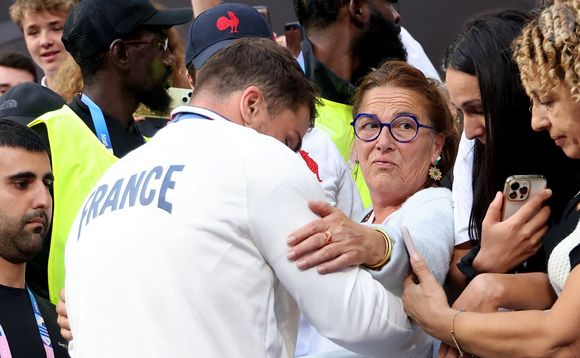 "Elle m'a toujours accompagné, elle m'a jamais mis de pression", souligne le rugbyman né à Lannemezan. 

Antoine Dupont avec sa mére - Podium - La France remporte la finale en Rugby à 7 après sa victoire face à Fidji (et sa première médaille d'or) lors des Jeux Olympiques (JO) de Paris 2024 au Stade de France à Saint-Denis, Seine Saint-Denis, France, le 27 juillet 2024. © Jacovides-Perusseau/Bestimage