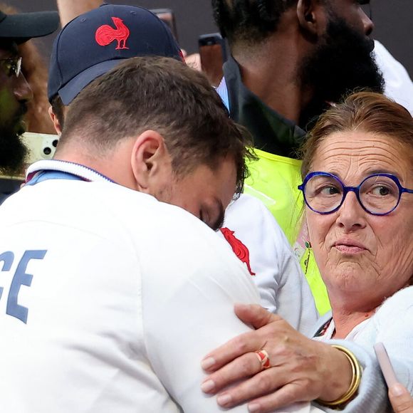 "Elle m'a toujours accompagné, elle m'a jamais mis de pression", souligne le rugbyman né à Lannemezan. 

Antoine Dupont avec sa mére - Podium - La France remporte la finale en Rugby à 7 après sa victoire face à Fidji (et sa première médaille d'or) lors des Jeux Olympiques (JO) de Paris 2024 au Stade de France à Saint-Denis, Seine Saint-Denis, France, le 27 juillet 2024. © Jacovides-Perusseau/Bestimage