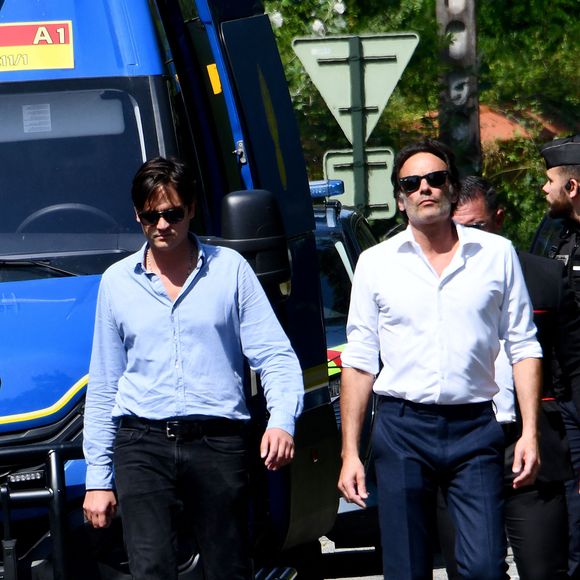 Anthony Delon et son demi-frère Alain-Fabien découvrent les hommages devant les grilles de la propriété de Douchy, quelques heures avant les obsèques de leur père, A.Delon, le 24 août 2024. Décédé le 18 août 2024, l'acteur a rendu son dernier souffle, entouré des siens dans sa propriété de Douchy, où il sera inhumé, le 24 août 2024 vers 17 heures dans une chapelle, construite il y a une vingtaine d'années.