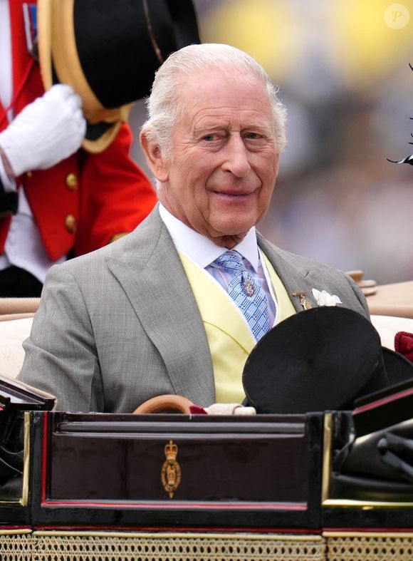 Le roi Charles III arrive en carrosse royal lors de la cinquième journée du Royal Ascot à l'hippodrome d'Ascot, dans le Berkshire. © John Walton/PA Wire.