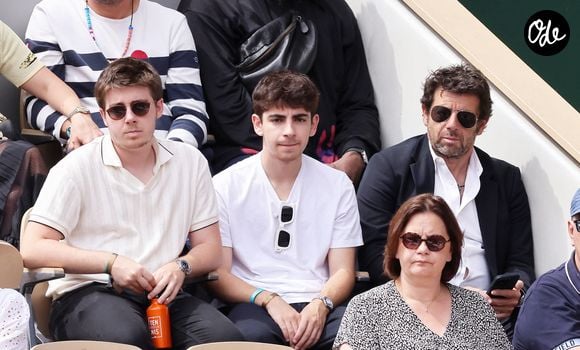 Patrick Bruel et ses fils Oscar et Léon dans les tribunes lors des Internationaux de France de Tennis de Roland Garros 2025. Paris, le 1er Juin 2025. © Dominique Jacovides/Bestimage