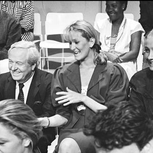 Jean-Marie Le Pen, invité de l'émission L'heure de vérité, avec ses filles Marie-Caroline et Marine, en 1987.
