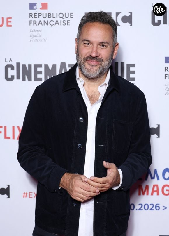 Il se souvient d'une enfance durant laquelle il a reçu beaucoup d'affection, ce qui rend leur absence d'autant plus marquante. 

Exclusif - Bruce Toussaint - Exposition du vernissage "Belmondo le Magnifique" à la Cinémathèque française à Paris le 5 octobre 2026. © Denis Guignebourg/Bestimage