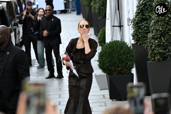 Le créateur a d’ailleurs partagé une photo de lui à 14 ans en train de chanter ses chansons devant son école, ainsi qu’une vidéo d’une première rencontre avec la chanteuse datant de près de dix ans.

Céline Dion acclamée par ses fans à la sortie de l’hôtel Royal Monceau à Paris, avant de se rendre à la Plenitude Arena de Paris La Défense, pour sa quatrième date de concert le 19 septembre 2026.
© Lionel Urman / Bestimage