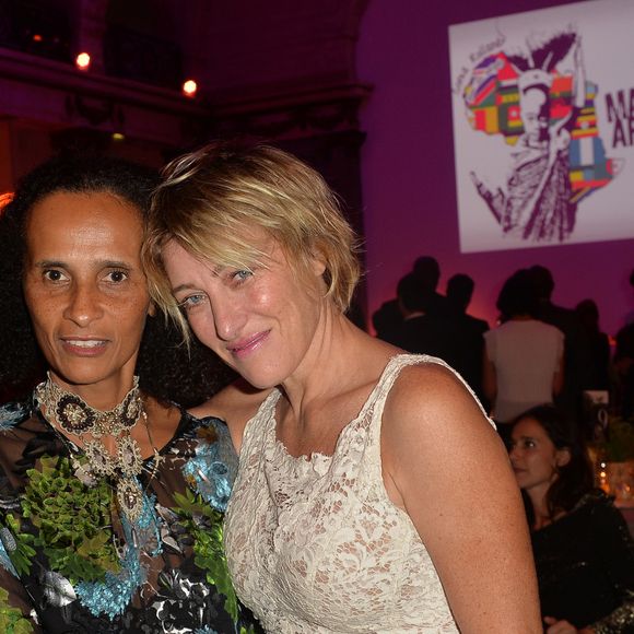 Et Karine Silla a vécu ce jour inoubliable de 1992 avec son amie Valeria Bruni Tedeschi

Exclusif -  Karine Silla, Valeria Bruni Tedeschi - Soirée des 15 ans de l'association "Maïsha Africa" de Sonia Rolland au Pavillon Cambon à Paris le 19 septembre 2016. VEEREN-MOREAU / BESTIMAGE