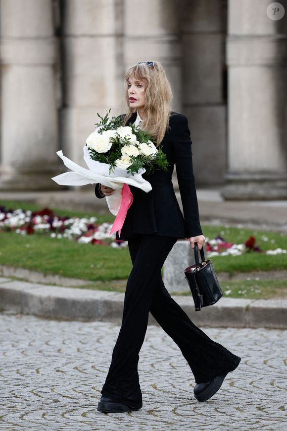 Arielle Dombasle - Obsèques d'Isabelle Mergault à la Coupole du Père-Lachaise à Paris le 30 mars 2026. © Cyril Moreau - Dominique Jacovides / Bestimage