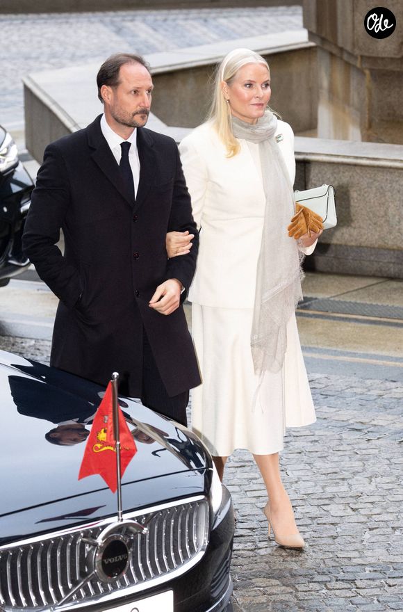 Mais si elle arrivait à être inscrite sur la liste d'attente, elle ne serait peut-être pas prioritaire 

Le prince Haakon (Le prince Haakon de Norvège), la princesse Mette-Marit (La princesse Mette-Marit de Norvège), cérémonie de remise du Prix Nobel de la Paix 2025 à Maria Corina Machado à l'Hôtel de Ville d'Oslo, Norvège, 10 décembre 2025. Dana Press / Bestimage