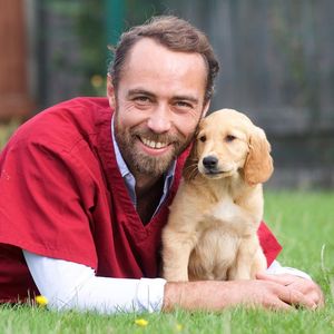 James Middleton (37 ans), son frère, était très chic avec un costume bleu marine composé de fines touches de bordeaux.

James Middleton, Instagram