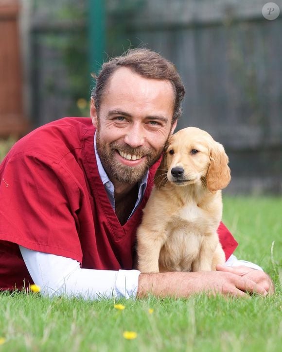 James Middleton (37 ans), son frère, était très chic avec un costume bleu marine composé de fines touches de bordeaux.

James Middleton, Instagram