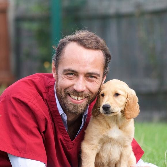 James Middleton (37 ans), son frère, était très chic avec un costume bleu marine composé de fines touches de bordeaux.

James Middleton, Instagram