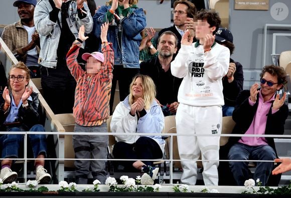 Ils sont les parents de trois enfants, Roman, Aliocha et Isaac.

Le chanteur Raphaël, sa compagne Mélanie Thierry et leurs enfants Roman et Aliocha Haroche dans les tribunes des Internationaux de France de tennis de Roland Garros 2024 à Paris, le 29 mai 2024. 

© Jacovides / Moreau / Bestimage