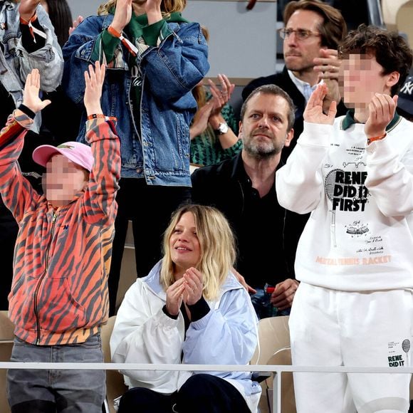 Ils sont les parents de trois enfants, Roman, Aliocha et Isaac.

Le chanteur Raphaël, sa compagne Mélanie Thierry et leurs enfants Roman et Aliocha Haroche dans les tribunes des Internationaux de France de tennis de Roland Garros 2024 à Paris, le 29 mai 2024. 

© Jacovides / Moreau / Bestimage