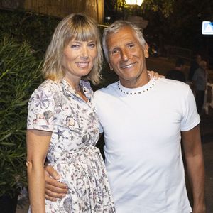 Nagui et sa femme Mélanie Page lors du spectacle "Les gros patinent bien" au théâtre de Verdure lors du 41ème Festival de Ramatuelle ( qui fête ses 40 ans) le 10 août 2025. Création d'Olivier Martin-Salvan et Pierre Guillois, Molière du meilleur spectacle de théâtre public en 2022, au Théâtre de Verdure. © Cyril Bruneau / Bestimage