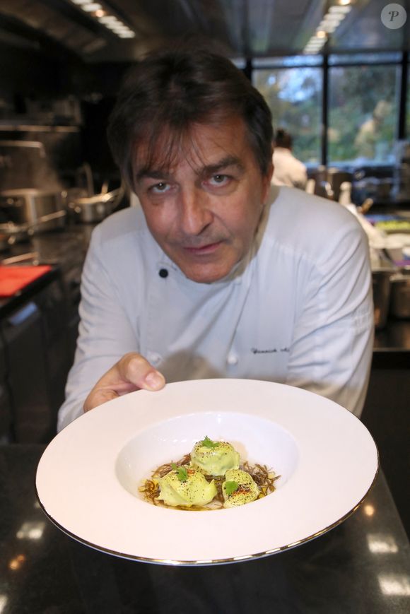 Exclusif - Le chef 3 étoiles Yannick Alleno présente un plat - Le propriétaire B.Magrez fête  les 770 ans du Château Pape Clément au Pavillon Ledoyen à Paris, France, le 23 Novembre 2022. 
© Bertrand Rindoff / Bestimage