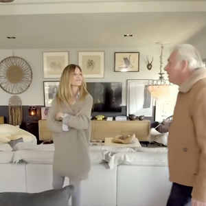 "Et puis, un jour, ils sont arrivés dans la rue avec un énorme camion. On a vu les façades de ma maison se balader dans le ciel avant d’être posées. La maison a été montée en une semaine", raconte-t-elle, encore émerveillée par ce souvenir.

Cecile Siméone dévoile sa maison en bois près de Lyon, "La maison France 5", Janvier 2025