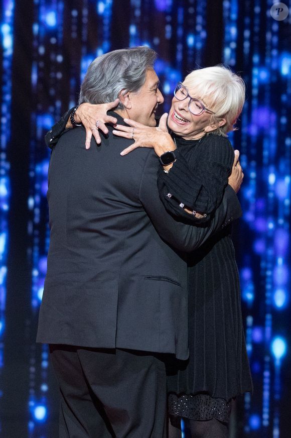 Exclusif - Monique (Femme de Frédéric François), Frédéric François pour les surprises de l'enregistrement de l'émission "La Boîte à secrets", présentée par F.Bollaert et diffusée le 16 janvier 2026 sur France 3, dans les studios du Lendit à Saint-Denis, France, le 16 décembre 2025. © Cyril Moreau/Bestimage