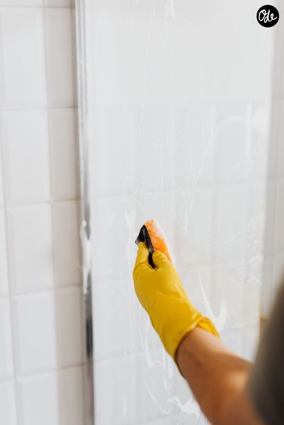 Par exemple : pour les parois de douche qui accumulent rapidement calcaire et résidus, il existe des solutions bien plus efficaces que les produits chimiques vendus sur le marché.

Comment retirer des traces sur les parois de la douche ?