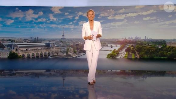 Évincée du journal de 20 heures sur France 2 après huit années de bons et loyaux services, elle a pu revenir sur son départ auprès de l’"AFP".

Dernier J.T de Anne-Sophie Lapix sur France 2 le 26 Avril 2025.
© Capture d'ecran France TV via Bestimage