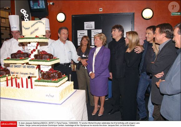 Le présentateur Michel Drucker fête ses 61 ans avec les chanteurs Lara Fabian, Serge Lama, Miche la veuve de Jacques Brel et le producteur Dominique Cantien, dans les coulisses de l'Olympia, alors qu'il enregistre l'émission "Jacques Brel, Le Droit de Rever". Paris-France, 13 septembre 2003. 

© Jean-Jacques Datchary/Abaca