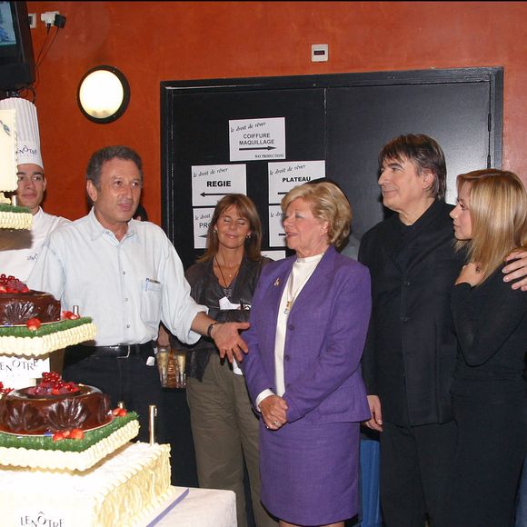 Le présentateur Michel Drucker fête ses 61 ans avec les chanteurs Lara Fabian, Serge Lama, Miche la veuve de Jacques Brel et le producteur Dominique Cantien, dans les coulisses de l'Olympia, alors qu'il enregistre l'émission "Jacques Brel, Le Droit de Rever". Paris-France, 13 septembre 2003. 

© Jean-Jacques Datchary/Abaca