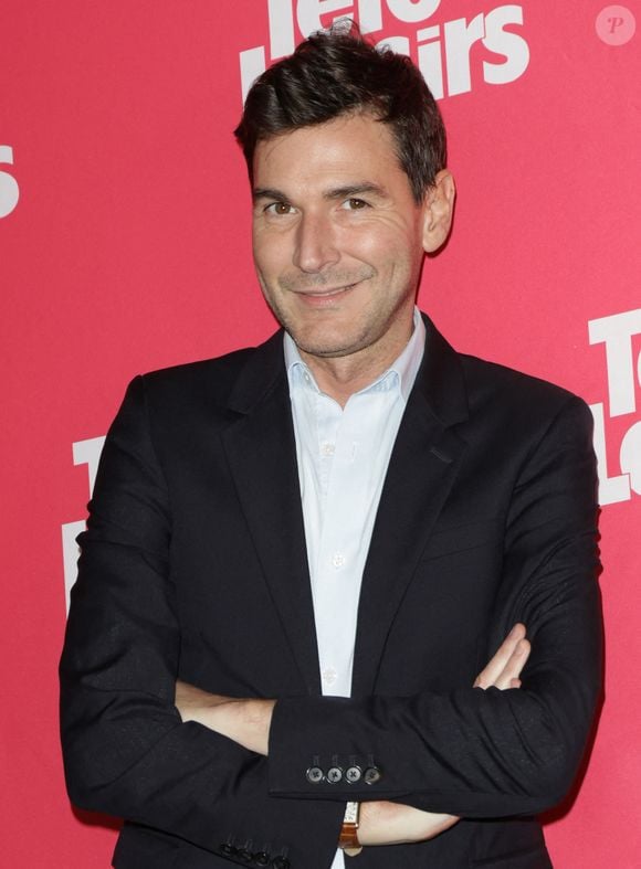 Interrogé sur son intérieur, il décrit une décoration hétéroclite mêlant mobilier classique et objets inattendus.

Harold Hessel - Photocall de la soirée "Télé Loisirs Awards 2024" aux Jardins du Pont-Neuf à Paris le 23 septembre 2024. © Coadic Guirec/Bestimage